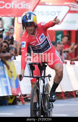 Primoz Roglic aus Slowenien und Red Bull Bora Team feiert seinen Sieg am Ende der 79. Vuelta A España 2024 am 8. September 2024 in Madrid, Sp Stockfoto