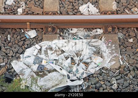 Vorsätzlich weggeworfener Müll Müll in Gleisanlagen wie hier eine Fülle von Verpackungsmüll aus Kunststoffen, Glas und zahllosen Kleinteilen *** absichtlich entsorgte Müllabfälle in Gleisanlagen wie hier eine Fülle von Verpackungsmüll aus Kunststoff, Glas und unzähligen Kleinteilen Stockfoto