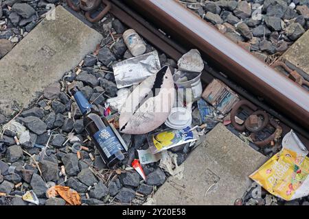 Vorsätzlich weggeworfener Müll Müll in Gleisanlagen wie hier eine Fülle von Verpackungsmüll aus Kunststoffen, Glas und zahllosen Kleinteilen *** absichtlich entsorgte Müllabfälle in Gleisanlagen wie hier eine Fülle von Verpackungsmüll aus Kunststoff, Glas und unzähligen Kleinteilen Stockfoto