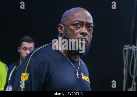 Atlanta, Georgia, USA. März 2023. Mike Tomlin, Cheftrainer der Atlanta Falcons, betritt das Feld vor dem Spiel gegen die Pittsburgh Steelers im Mercedes-Benz Stadium. (Kreditbild: © Debby Wong/ZUMA Press Wire) NUR REDAKTIONELLE VERWENDUNG! Nicht für kommerzielle ZWECKE! Stockfoto