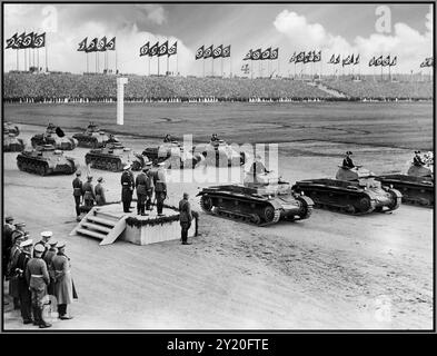 Adolf Hitler (on dais, saluting) bei der Überprüfung der deutschen Truppen in Nürnberg, Deutschland, 9. Dezember 1936. Die 3. SS-Panzerdivision Totenkopf (3. SS-Panzerdivision Totenkopf) eine Elitedivision der Waffen-SS des Nazi-Deutschlands während des Zweiten Weltkriegs mit ihrer unverwechselbaren PZ. Kpfw Ib deutsche Panzer Stockfoto