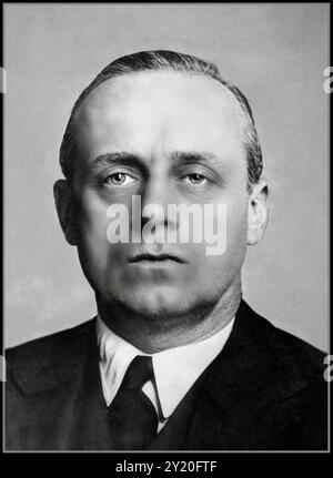 Joachim von Ribbentrop Porträt. Er war ein prominenter NS-Beamter, der von 1938 bis 1945 Außenminister des NS-Deutschlands war. Ribbentrop, ein enger Verbündeter Adolf Hitlers, spielte im Zweiten Weltkrieg eine Schlüsselrolle bei der Gestaltung der Außenpolitik des Dritten Reichs. Nach der Niederlage Deutschlands wurde Ribbentrop verhaftet und vor den Nürnberger Prozessen angeklagt, wo er wegen Kriegsverbrechen und Verbrechen gegen die Menschlichkeit für schuldig befunden wurde. Er wurde 1946 durch Hängen hingerichtet. Ribbentrops Rolle bei der Förderung von Nazi-Aggressionen und Gräueltaten hinterließ ein dauerhaftes Erbe der Schande. Stockfoto