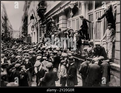 NEWS EXTRAS WW1 Paris 1914 Newsboys warten vor Zeitungsbüros auf News Extras in Paris Frankreich. Newsboys warten auf „Extras“ Foto zeigt Newsboys, die zu Beginn des Ersten Weltkriegs auf Nachrichten warten, Paris, Frankreich. 1914-1918 HISTORISCH • HISTORISCH • GESCHICHTE • HUNDERTJÄHRIGER KRIEG • WICHTIGE • MÄNNER • MILITÄR • NEWSBOYS • ZEITUNGSVERKÄUFER • ZEITUNG • PAPIERJUNGE • PAPERBOYS • PARIS • FOTO • FOTOGRAFIE • ZWANZIGSTES JAHRHUNDERT • WARTEN • KRIEGSNACHRICHTEN • KRIEG •ERSTEN WELTKRIEG (1914-18) • WELTKRIEG • 1. WELTKRIEG • ERSTEN WELTKRIEG ERSTEN WELTKRIEG Stockfoto