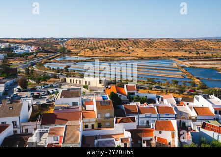 Das charmante Castro Marim, Portugal, mit Terrakotta-Dächern mit Blick auf weitläufige Salzwiesen. Stockfoto