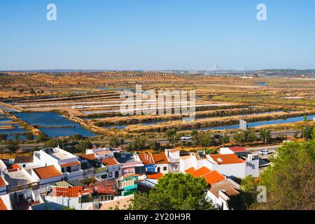 Blick aus der Vogelperspektive auf Castro Marim, Portugal, mit traditionellen Häusern und Salinen im Hintergrund. Stockfoto