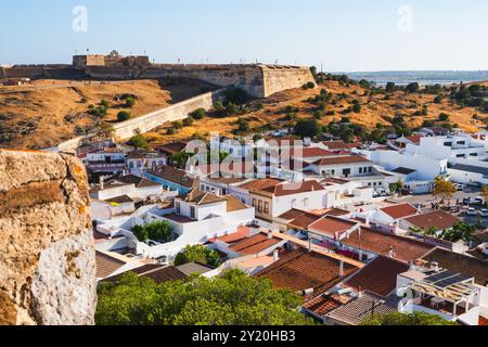 Festungsmauern und bezaubernde dörfliche Dächer unter der hellen Sonne in Castro Marim, Portugal. Stockfoto