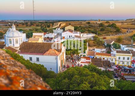 Mittelalterliches Festival in Castro Marim mit Menschenmassen in der Nähe der Festung bei Sonnenuntergang. Stockfoto