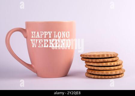 Ein Frohes Langes Wochenende. Motivationstext auf einer Kaffeetasse. Stockfoto