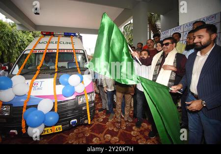 Patna, Indien. September 2024. PATNA, INDIEN - 8. SEPTEMBER: Filmstar und Asansol-MP Shatrughan Sinha, die Mobile Clinic auf dem Campus des Hotel Maurya in Patna, organisiert vom Al Imdaad Charitable Trust, am 8. September 2024 in Patna, Indien, verlassen. (Foto: Santosh Kumar/Hindustan Times/SIPA USA) Credit: SIPA USA/Alamy Live News Stockfoto