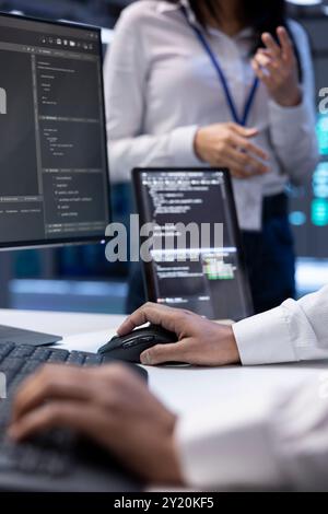 Teamwork-Administratoren in der Serverfarm überprüfen den Wiederherstellungsplan und überwachen den Energieverbrauch. Mitarbeiter im Rechenzentrum stellen sicher, dass die Sensoren optimal funktionieren, führen Routineprüfungen der Festplatten durch, Nahaufnahme Stockfoto