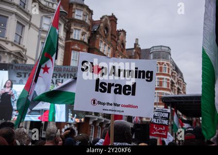 London, Großbritannien. September 2024. Demonstranten halten palästinensische Flaggen und Plakate während des Pro-Palästina-Marsches im Zentrum Londons. Demonstranten marschierten in Zentral-London, um die britische Regierung aufzufordern, die Lieferung von Waffen an Israel einzustellen und den aktuellen Konflikt in der Region endgültig zu beenden. Quelle: SOPA Images Limited/Alamy Live News Stockfoto