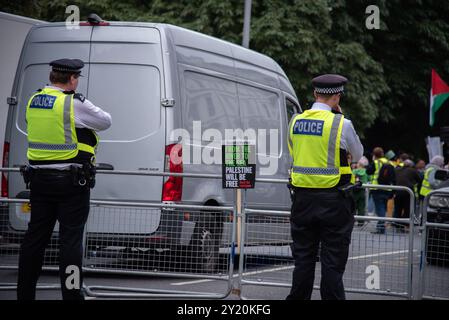 London, Großbritannien. September 2024. Die Metropolitan Police steht während des Pro-Palästina-Marsches im Zentrum Londons als Wache. Demonstranten marschierten in Zentral-London, um die britische Regierung aufzufordern, die Lieferung von Waffen an Israel einzustellen und den aktuellen Konflikt in der Region endgültig zu beenden. Quelle: SOPA Images Limited/Alamy Live News Stockfoto