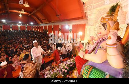 Patna, Indien. September 2024. PATNA, INDIEN – 8. SEPTEMBER: Gläubige verehren die Statue des Herrn Ganesh während des Ganesh Chaturthi Festivals im Maharashtra Mandal, Daroga Prasad Rai, am 8. September 2024 in Patna, Indien. (Foto: Santosh Kumar/Hindustan Times/SIPA USA) Credit: SIPA USA/Alamy Live News Stockfoto