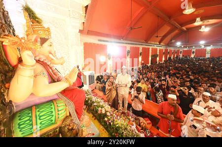 Patna, Indien. September 2024. PATNA, INDIEN – 8. SEPTEMBER: Gläubige verehren die Statue des Herrn Ganesh während des Ganesh Chaturthi Festivals im Maharashtra Mandal, Daroga Prasad Rai, am 8. September 2024 in Patna, Indien. (Foto: Santosh Kumar/Hindustan Times/SIPA USA) Credit: SIPA USA/Alamy Live News Stockfoto