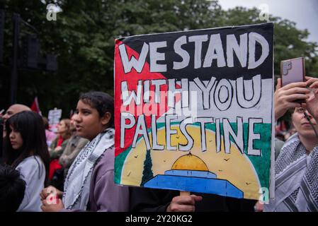 London, Großbritannien. September 2024. Ein Demonstrant hält während des Pro-Palästina-Marsches im Zentrum Londons ein großes Plakat. Demonstranten marschierten in Zentral-London, um die britische Regierung aufzufordern, die Lieferung von Waffen an Israel einzustellen und den aktuellen Konflikt in der Region endgültig zu beenden. Quelle: SOPA Images Limited/Alamy Live News Stockfoto