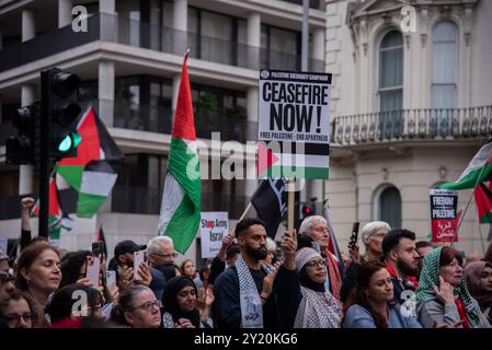 London, Großbritannien. September 2024. Demonstranten halten palästinensische Flaggen während des Pro-Palästina-Marsches im Zentrum Londons. Demonstranten marschierten in Zentral-London, um die britische Regierung aufzufordern, die Lieferung von Waffen an Israel einzustellen und den aktuellen Konflikt in der Region endgültig zu beenden. Quelle: SOPA Images Limited/Alamy Live News Stockfoto
