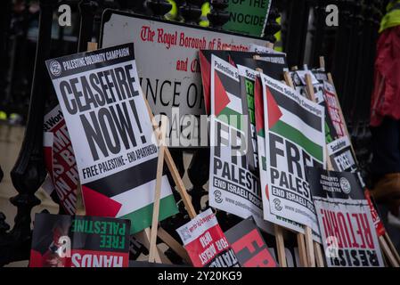 London, Großbritannien. September 2024. Plakate werden auf der Straße während des Pro-Palästina-Marsches im Zentrum Londons ausgestellt. Demonstranten marschierten in Zentral-London, um die britische Regierung aufzufordern, die Lieferung von Waffen an Israel einzustellen und den aktuellen Konflikt in der Region endgültig zu beenden. Quelle: SOPA Images Limited/Alamy Live News Stockfoto