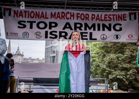 London, Großbritannien. September 2024. Während des Pro-Palästina-Marsches im Zentrum Londons spricht ein Sprecher Aktivisten an. Demonstranten marschierten in Zentral-London, um die britische Regierung aufzufordern, die Lieferung von Waffen an Israel einzustellen und den aktuellen Konflikt in der Region endgültig zu beenden. Quelle: SOPA Images Limited/Alamy Live News Stockfoto
