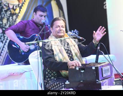 Patna, Indien. September 2024. PATNA, INDIEN - 8. SEPTEMBER: Ghazal Samrat Anup Jalota tritt während der Sur Sangam-Veranstaltung anlässlich des 10. Jahrestages des Indira IVF Centre in der S.K. Memorial Hall am 8. September 2024 in Patna, Indien auf. (Foto: Santosh Kumar/Hindustan Times/SIPA USA) Credit: SIPA USA/Alamy Live News Stockfoto