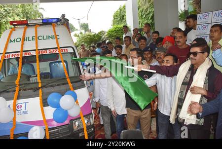 Patna, Indien. September 2024. PATNA, INDIEN - 8. SEPTEMBER: Filmstar und Asansol-MP Shatrughan Sinha, die Mobile Clinic auf dem Campus des Hotel Maurya in Patna, organisiert vom Al Imdaad Charitable Trust, am 8. September 2024 in Patna, Indien, verlassen. (Foto: Santosh Kumar/Hindustan Times/SIPA USA) Credit: SIPA USA/Alamy Live News Stockfoto