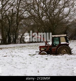 Wintertraktor auf dem Feld Stockfoto