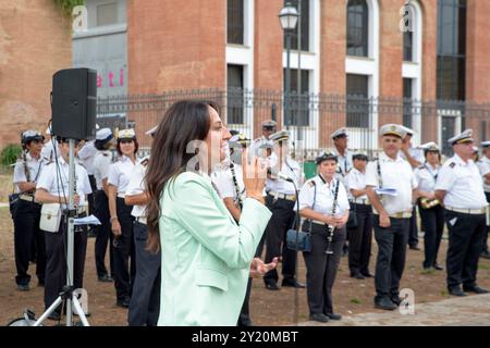 Rom, Italien. September 2024. SVETLANA CELLI, Präsidentin der Kapitolinischen Versammlung, während ihrer Rede auf dem Konzert der Stadtpolizeikapelle Rom Capital anlässlich der Feierlichkeiten zum 150. Jahrestag des Stadtteils Esquilino in Rom. Das Viertel Esquilino feiert 150 Jahre seit seiner Umwandlung in ein modernes Viertel. Als multiethnisches Viertel und Symbol der kulturellen Integration verdankt es seinen Namen der antiken römischen Kaserne der kaiserlichen Pferdewache, die auf seinem Territorium präsent ist: castra priora equitum singularium. Viele der wichtigen antiken Überreste sind Su Stockfoto