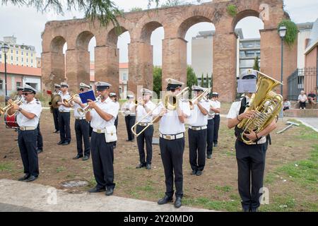 Rom, Italien. September 2024. Die Band der Stadtpolizei von Roma Capitale im Konzert anlässlich der Feierlichkeiten zum 150-jährigen Bestehen des Stadtteils Esquilino in Rom. Das Viertel Esquilino feiert 150 Jahre seit seiner Umwandlung in ein modernes Viertel. Als multiethnisches Viertel und Symbol der kulturellen Integration verdankt es seinen Namen der antiken römischen Kaserne der kaiserlichen Pferdewache, die auf seinem Territorium präsent ist: castra priora equitum singularium. Viele der wichtigen antiken Überreste wurden durch den Wohnteil des heutigen Stadtteils erstickt, dessen Bau erstickt Stockfoto