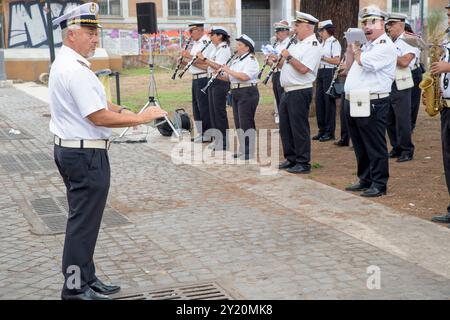 Rom, Italien. September 2024. Die Band der Stadtpolizei von Roma Capitale im Konzert anlässlich der Feierlichkeiten zum 150-jährigen Bestehen des Stadtteils Esquilino in Rom. Das Viertel Esquilino feiert 150 Jahre seit seiner Umwandlung in ein modernes Viertel. Als multiethnisches Viertel und Symbol der kulturellen Integration verdankt es seinen Namen der antiken römischen Kaserne der kaiserlichen Pferdewache, die auf seinem Territorium präsent ist: castra priora equitum singularium. Viele der wichtigen antiken Überreste wurden durch den Wohnteil des heutigen Stadtteils erstickt, dessen Bau erstickt Stockfoto