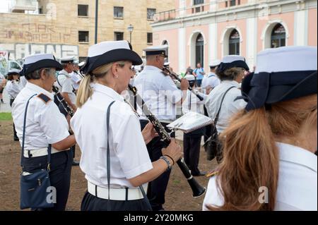 Rom, Italien. September 2024. Die Band der Stadtpolizei von Roma Capitale im Konzert anlässlich der Feierlichkeiten zum 150-jährigen Bestehen des Stadtteils Esquilino in Rom. Das Viertel Esquilino feiert 150 Jahre seit seiner Umwandlung in ein modernes Viertel. Als multiethnisches Viertel und Symbol der kulturellen Integration verdankt es seinen Namen der antiken römischen Kaserne der kaiserlichen Pferdewache, die auf seinem Territorium präsent ist: castra priora equitum singularium. Viele der wichtigen antiken Überreste wurden durch den Wohnteil des heutigen Stadtteils erstickt, dessen Bau erstickt Stockfoto