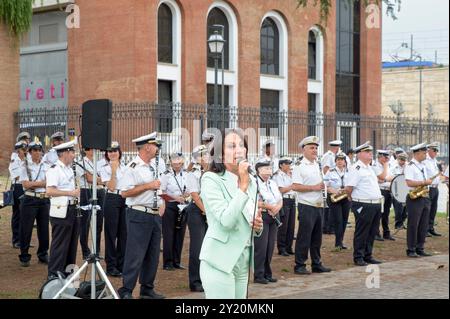 Rom, Italien. September 2024. SVETLANA CELLI, Präsidentin der Kapitolinischen Versammlung, während ihrer Rede auf dem Konzert der Stadtpolizeikapelle Rom Capital anlässlich der Feierlichkeiten zum 150. Jahrestag des Stadtteils Esquilino in Rom. Das Viertel Esquilino feiert 150 Jahre seit seiner Umwandlung in ein modernes Viertel. Als multiethnisches Viertel und Symbol der kulturellen Integration verdankt es seinen Namen der antiken römischen Kaserne der kaiserlichen Pferdewache, die auf seinem Territorium präsent ist: castra priora equitum singularium. Viele der wichtigen antiken Überreste sind Su Stockfoto