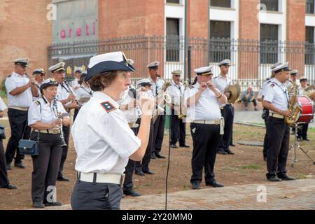 Rom, Italien. September 2024. Die Band der Stadtpolizei von Roma Capitale im Konzert anlässlich der Feierlichkeiten zum 150-jährigen Bestehen des Stadtteils Esquilino in Rom. Das Viertel Esquilino feiert 150 Jahre seit seiner Umwandlung in ein modernes Viertel. Als multiethnisches Viertel und Symbol der kulturellen Integration verdankt es seinen Namen der antiken römischen Kaserne der kaiserlichen Pferdewache, die auf seinem Territorium präsent ist: castra priora equitum singularium. Viele der wichtigen antiken Überreste wurden durch den Wohnteil des heutigen Stadtteils erstickt, dessen Bau erstickt Stockfoto