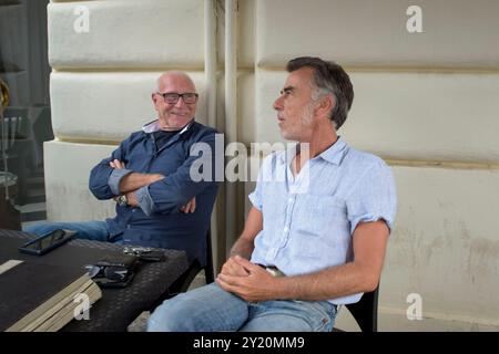 Rom, Italien. September 2024. Schauspieler THOMAS TRABACCHI in einem Moment der Entspannung während des Konzerts der Band der Stadtpolizei von Rom Capitale anlässlich der Feierlichkeiten zum 150. Jahrestag des Stadtviertels Esquilino in Rom. Das Viertel Esquilino feiert 150 Jahre seit seiner Umwandlung in ein modernes Viertel. Als multiethnisches Viertel und Symbol der kulturellen Integration verdankt es seinen Namen der antiken römischen Kaserne der kaiserlichen Pferdewache, die auf seinem Territorium präsent ist: castra priora equitum singularium. Viele der wichtigen antiken Überreste sind erstickt Stockfoto