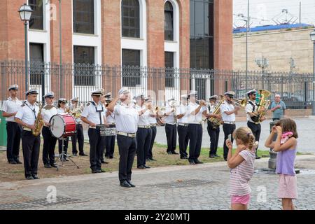 Rom, Italien. September 2024. Die Band der Stadtpolizei von Roma Capitale im Konzert anlässlich der Feierlichkeiten zum 150-jährigen Bestehen des Stadtteils Esquilino in Rom. Das Viertel Esquilino feiert 150 Jahre seit seiner Umwandlung in ein modernes Viertel. Als multiethnisches Viertel und Symbol der kulturellen Integration verdankt es seinen Namen der antiken römischen Kaserne der kaiserlichen Pferdewache, die auf seinem Territorium präsent ist: castra priora equitum singularium. Viele der wichtigen antiken Überreste wurden durch den Wohnteil des heutigen Stadtteils erstickt, dessen Bau erstickt Stockfoto