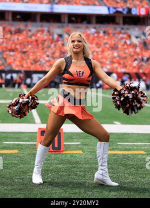 Cincinnati, Ohio, USA. September 2024. BEN-GALS Cheerleader tritt während des regulären Saisonspiels zwischen den New England Patriots und Cincinnati Bengals in Cincinnati, Ohio, auf. JP Waldron/Cal Sport Media/Alamy Live News Stockfoto