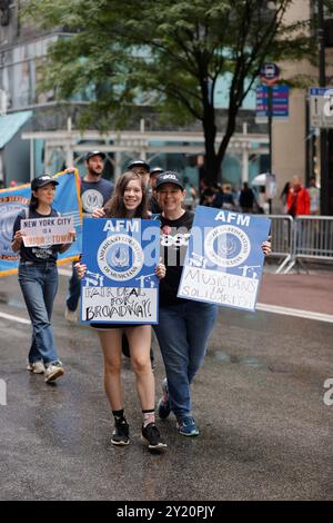 NY, USA. September 2024. New York, USA, 07. September 2024: Trotz des regnerischen Wetters war die Labor Day Parade 2024 auf der Fifth Avenue in New York City voller Energie, lebhafter Wagen und widerstandsfähiger Teilnehmer. Die New Yorker tauchten in vollem Geist auf und nahmen den Tag mit Regenschirmen in der Hand und einem Lächeln auf den Gesichtern an. Die Parade feierte die Beiträge der Arbeiter und unterstrich die Vielfalt und Solidarität der Stadt. Foto: Luiz Rampelotto/EuropaNewswire. (Kreditbild: © Luiz Rampelotto/ZUMA Press Wire) NUR REDAKTIONELLE VERWENDUNG! Nicht für kommerzielle ZWECKE! Stockfoto