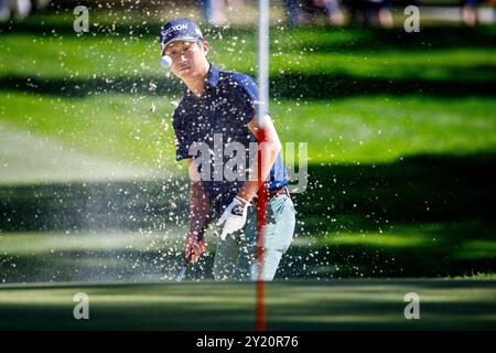 Der japanische Profi-Golfer Rikuya Hoshino schlägt ihn auf dem ersten Platz in Runde 3 der Omega European Masters in Crans-sur-Sierre im Wallis in der Schweiz aus dem Bunker. Stockfoto