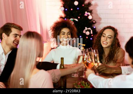 Junge Menschen feiern Weihnachten im festlichen Tisch zu Hause Stockfoto
