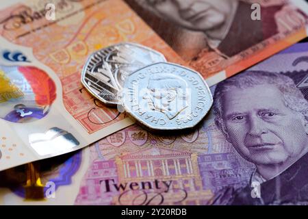 Britische 10- und 20-Pfund-Banknoten und neue 50-Pence-Münzen mit dem Porträt von König Karl III., das die aktualisierte britische Währung im Jahr 2024 markiert Stockfoto