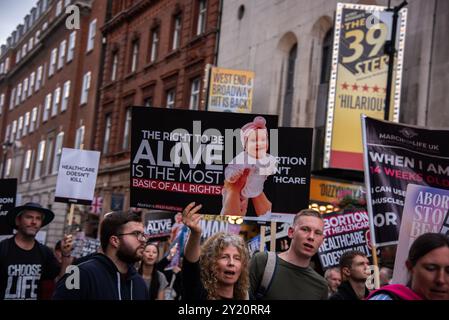 London, Großbritannien. September 2024. Aktivisten marschieren mit Plakaten während des Pro-Life-Marsches im Zentrum Londons. Tausende von Menschen nehmen an dem jährlichen Pro-Life-marsch und der Kundgebung im Zentrum Londons Teil. Verschiedene religiöse Gruppen kommen zusammen und fordern ein totales Verbot aller Abtreibungen, unabhängig von den Umständen der Mutter. (Foto: Loredana Sangiuliano/SOPA Images/SIPA USA) Credit: SIPA USA/Alamy Live News Stockfoto