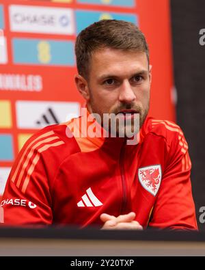 PODGORICA, Montenegro. September 2024. Wales' Kapitän Aaron Ramsey während einer Pressekonferenz in Podgorica, Montenegro vor dem Spiel der UEFA Nations League 2025 zwischen Montenegro und Wales im City Stadium Nikšić am 9. September 2024 (PIC von John Smith/FAW) Credit: Football Association of Wales/Alamy Live News Stockfoto