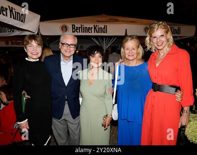 Antje Rietz, Hans Jürger Schatz, Simone Heesters Rethel, Claudia Riechel, Melanie Kühn bei der Premiere -Stasi,Stress und Stolperfallen- im Schlosspark Theater. *** Antje Rietz, Hans Jürger Schatz, Simone Heesters Rethel, Claudia Riechel, Melanie Kühn bei der Premiere Stasi,Stress und Stolperfallen im Schlosspark Theater Stockfoto