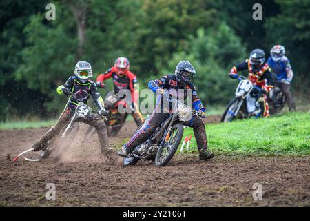 Woodhouse Lance, Gawsworth, Cheshire am Sonntag, den 8. September 2024. Wayne Broadhurst (158) führte Ian Clark (54) und Adam Hawker (50) in der GT140 Support Class während der ACU British Upright Championships in Woodhouse Lance, Gawsworth, Cheshire am Sonntag, den 8. September 2024. (Foto: Ian Charles | MI News) Credit: MI News & Sport /Alamy Live News Stockfoto