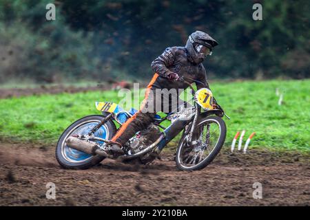 Woodhouse Lance, Gawsworth, Cheshire am Sonntag, den 8. September 2024. Jack Roberts (76) im Einsatz in der 500cc Upright Class während der ACU British Upright Championships in Woodhouse Lance, Gawsworth, Cheshire am Sonntag, den 8. September 2024. (Foto: Ian Charles | MI News) Credit: MI News & Sport /Alamy Live News Stockfoto