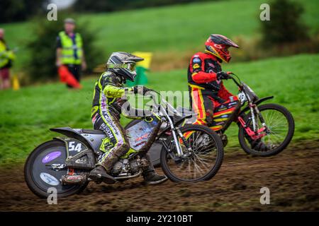 Woodhouse Lance, Gawsworth, Cheshire am Sonntag, den 8. September 2024. Ian Clark (54) reitet außerhalb von Adam Hawker (50) in der GT140 Support Class während der ACU British Upright Championships in Woodhouse Lance, Gawsworth, Cheshire am Sonntag, den 8. September 2024. (Foto: Ian Charles | MI News) Credit: MI News & Sport /Alamy Live News Stockfoto