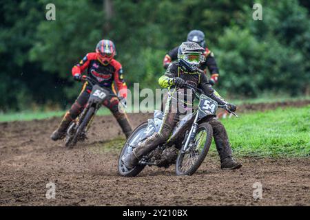 Woodhouse Lance, Gawsworth, Cheshire am Sonntag, den 8. September 2024. Ian Clark (54) führte Adam Hawker (50) und Paul Smith (80) in der GT140 Support Class während der ACU British Upright Championships in Woodhouse Lance, Gawsworth, Cheshire am Sonntag, den 8. September 2024. (Foto: Ian Charles | MI News) Credit: MI News & Sport /Alamy Live News Stockfoto