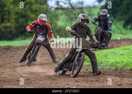 Woodhouse Lance, Gawsworth, Cheshire am Sonntag, den 8. September 2024. Ian Clark (54) führt Adam Hawker (50) im GT140 Finale während der ACU British Upright Championships in Woodhouse Lance, Gawsworth, Cheshire am Sonntag, den 8. September 2024 an. (Foto: Ian Charles | MI News) Credit: MI News & Sport /Alamy Live News Stockfoto