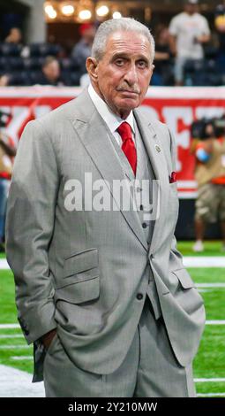 Atlanta, Georgia, USA. September 2024. Arthur blank, Besitzer der Atlanta Falcons, beobachtet das Spiel gegen die Pittsburgh Steelers von der Seitenlinie im Mercedes-Benz Stadium. (Kreditbild: © Debby Wong/ZUMA Press Wire) NUR REDAKTIONELLE VERWENDUNG! Nicht für kommerzielle ZWECKE! Quelle: ZUMA Press, Inc./Alamy Live News Stockfoto