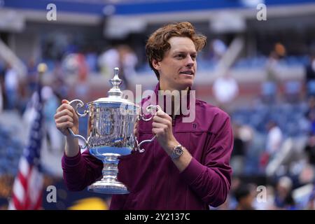 New York, USA. September 2024. Der Italiener Jannik Sinner gewinnt die Trophäe, nachdem er sein Endspiel gegen Taylor Fritz am 14. Tag des US Open-Tennisturniers im USTA Billie Jean King National Tennis Center in New York City am 8. September 2024 gewonnen hatte. Credit: MB Media Solutions/Alamy Live News Credit: MB Media Solutions/Alamy Live News Stockfoto