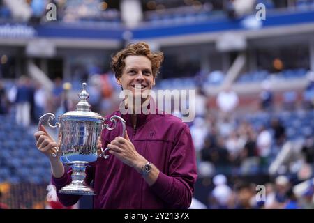 New York, USA. September 2024. Der Italiener Jannik Sinner gewinnt die Trophäe, nachdem er sein Endspiel gegen Taylor Fritz am 14. Tag des US Open-Tennisturniers im USTA Billie Jean King National Tennis Center in New York City am 8. September 2024 gewonnen hatte. Credit: MB Media Solutions/Alamy Live News Credit: MB Media Solutions/Alamy Live News Stockfoto