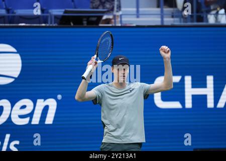 New York, USA. September 2024. New York, USA. September 2024. US OPEN 2024 Männer Singles Final Sinner Jannik (ITA) V Fritz Taylor (USA) Gewinner Sinner Jannik (ITA) Credit: MB Media Solutions/Alamy Live News Credit: MB Media Solutions/Alamy Live News Stockfoto